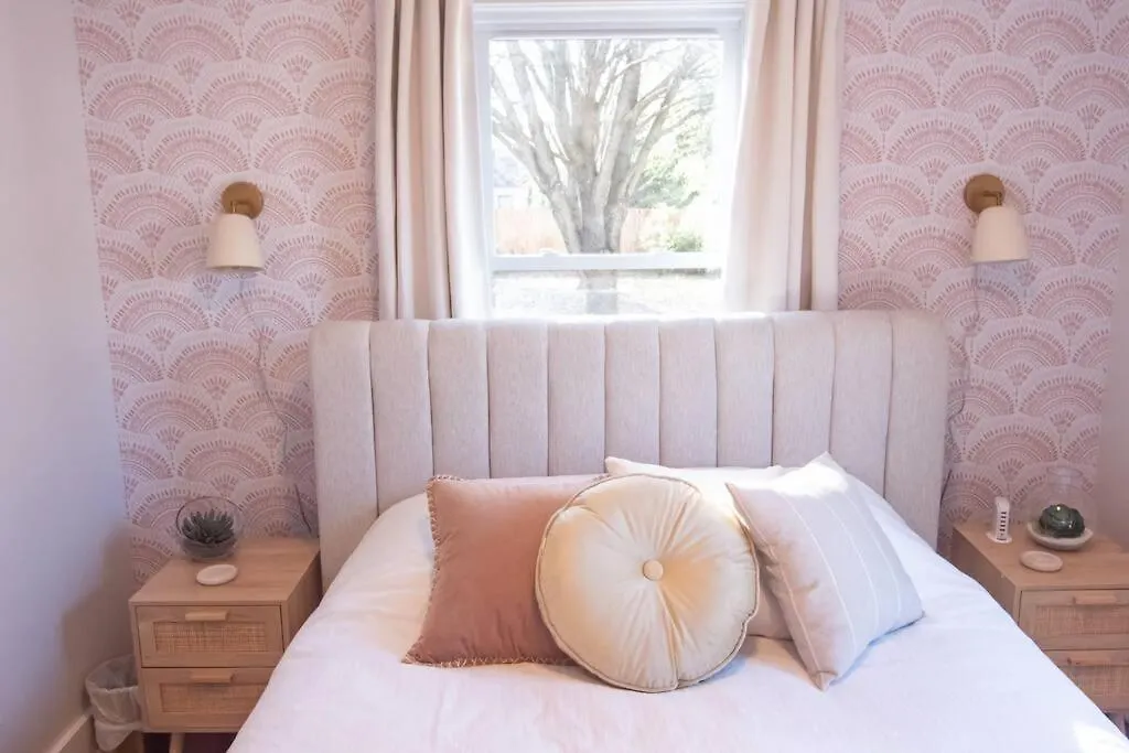 Vibrant Home 7 Mins From Uptown, King & Queen Bed - Queen City Oasis 夏洛特 度假居